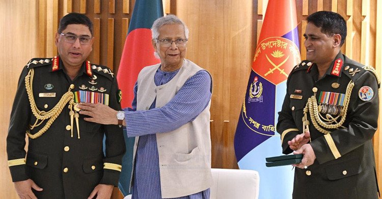 সেনাপ্রধানকে ‘সেনাবাহিনী পদক’ প্রদান করলেন প্রধান উপদেষ্টা